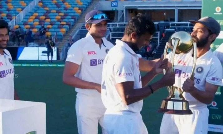 #BorderGavaskarTrophy: கோப்பையை நடராஜனிடம் கொடுத்து கவுரவித்த கேப்டன் ரஹானே! #GabbaTest (Album)