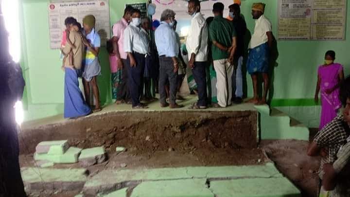 கரூரில் எம்.ஆர்.விஜயபாஸ்கர் திறந்துவைத்த போதே  இடிந்த மினி கிளினிக் சுவர்.. இரண்டு குழந்தைகளுக்கு காயம்!