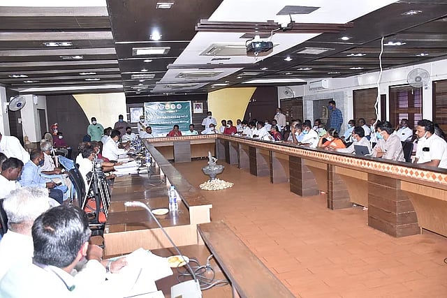 மதுரை ஸ்மார்ட் சிட்டி திட்டத்தில் ஊழல் : ஆலோசனை கூட்டத்தில் அ.தி.மு.க அரசை வெளுத்துவாங்கிய சு.வெங்கசேடன்!