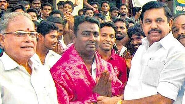 ரவுடிகளின் ஆதரவுடன் களம் காணும் எடப்பாடி : வாட்ஸ்-அப்பில்
வந்த போட்டோவை கண்டு அதிர்ச்சியடைந்த காவல்துறை!