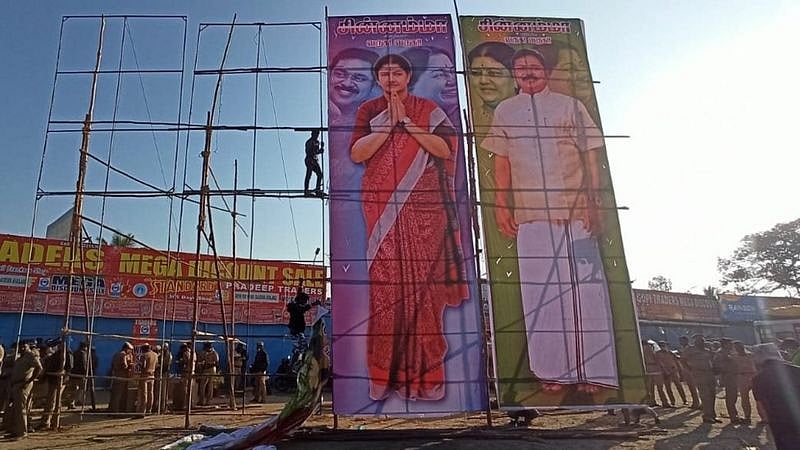 பேனரை ட்ரோனில் இருந்து வீசிய சசிகலா தொண்டர்கள் : உயிரிழப்புகளுக்குப் பிறகும் பாடம் கற்கவில்லையா ?