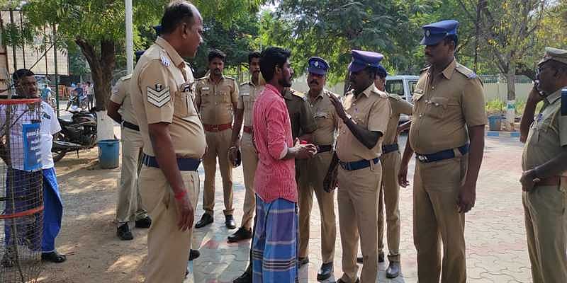 “ஆசையாக வாங்கிய ஆடுகள் அடுத்தடுத்து உயிரிழந்த சோகம்” :
இறந்த ஆட்டுடன் ஆட்சியர் அலுவலகம் வந்த இளைஞர் !