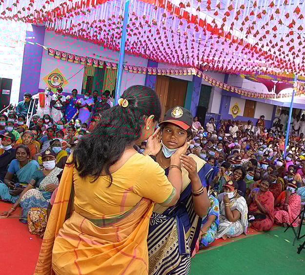சாதிரீதியாக புறக்கணிக்கப்படுவதாக கண்ணீருடன் தெரிவித்த பெண்ணை ஆரத்தழுவி நம்பிக்கையூட்டிய கனிமொழி எம்.பி!