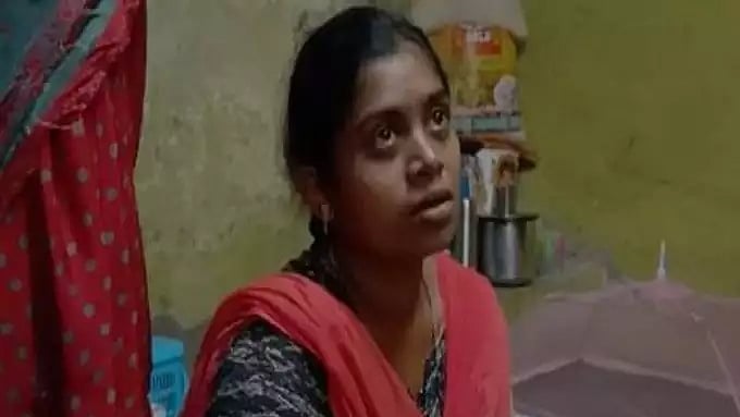 வீட்டுக்குள் புகுந்து இரட்டைக் குழந்தைகளை தூக்கிச்சென்ற குரங்கு: ஒரு குழந்தை பலியான சோகம்- கதறியழுத தாய்!