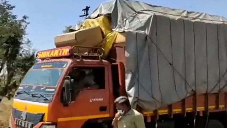 அரியலூரில் 3,520 குக்கர்கள் பறிமுதல் : வாக்காளர்களுக்கு வழங்குவதற்காக கொண்டு செல்லப்பட்டதா?