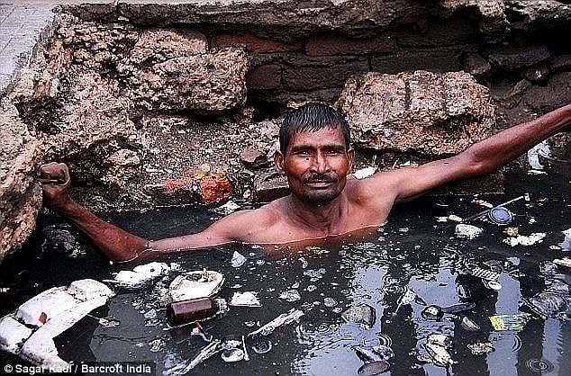 “கடந்த 5 ஆண்டுகளில் 340 தூய்மை பணியாளர்கள் மலக்குழியில் சிக்கி பலி” : தூய்மை இந்தியா திட்டத்தின் சாதனையா?