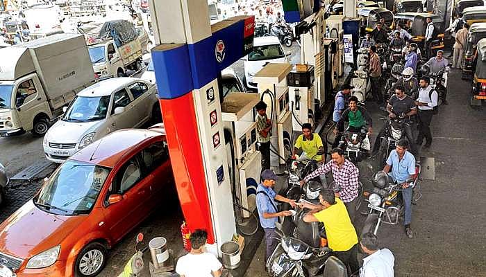 சென்னையில் முதல் முறையாக ரூ.90ஐ கடந்தது பெட்ரோல் விலை..  மக்களின் துயரத்தில் குளிர்காயும் மோடி அரசு!