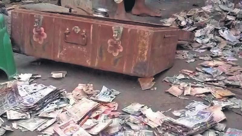 கரையான்களுக்கு இரையான சொந்த வீடு கனவு.. ரூ.5 லட்சத்தை பறிகொடுத்த  பன்றி வியாபாரி.. ஆந்திராவில் சோகம்!