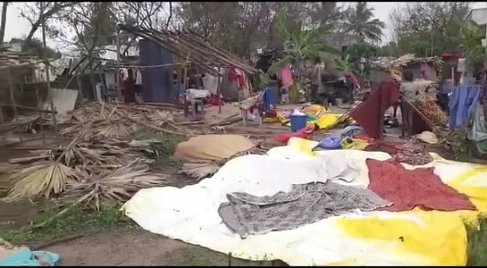 வீடு கட்டித் தருவதாக ஏமாற்றிய எடப்பாடி அரசு: குடியிருந்த வீடுகளை இழந்து தெருவிற்கு வந்த இருளர் இன மக்கள்!