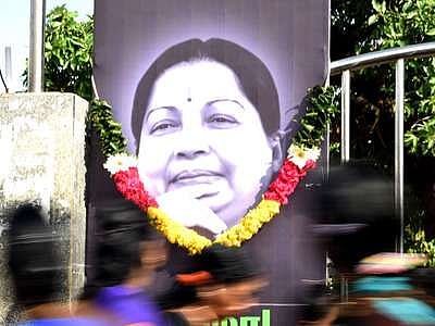 “குற்றவாளிக்கு அரசு மரியாதைகளைச் செய்வது நீதிமன்ற அவமதிப்பு ஆகாதா?” : பேரா. ராஜன் குறை கிருஷ்ணன் கேள்வி! 