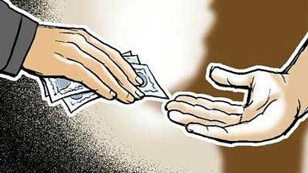 கோயிலில் பிச்சை எடுப்பவர்களிடம் லஞ்சம் வாங்கிய அதிகாரி : புதுக்கோட்டையில் அதிர்ச்சி சம்பவம்!