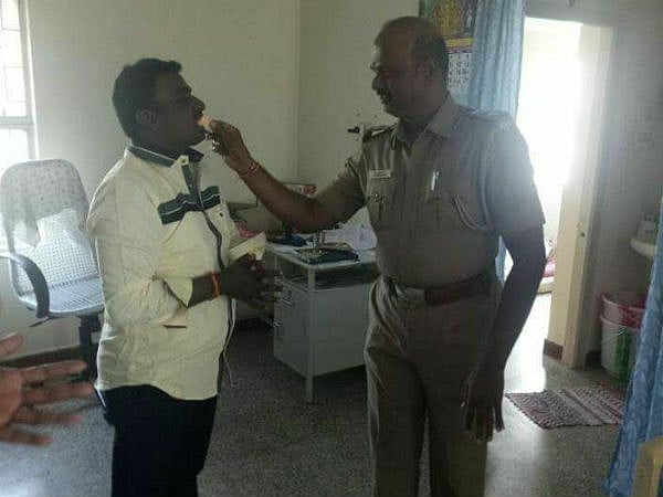 ரவுடிகளின் ஆதரவுடன் களம் காணும் எடப்பாடி : வாட்ஸ்-அப்பில்
வந்த போட்டோவை கண்டு அதிர்ச்சியடைந்த காவல்துறை!