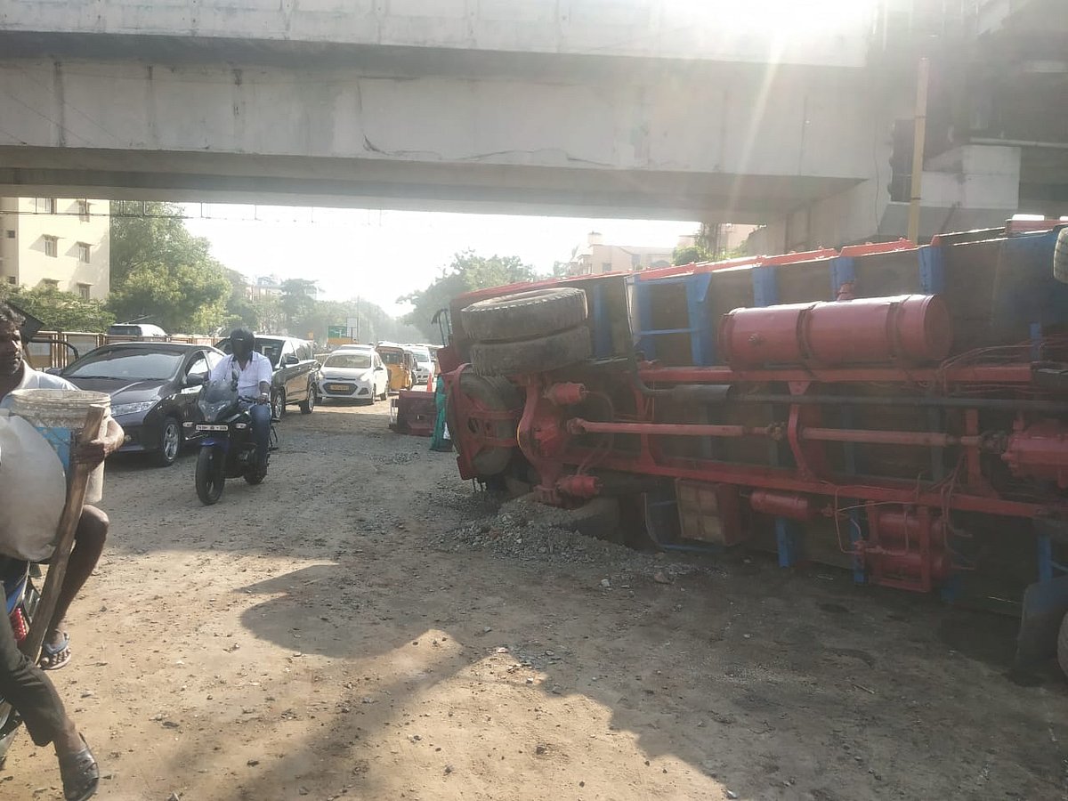 “குண்டும் குழியுமாக சீர்கெட்டுப்போன சென்னை” : சாலையில் ஏற்படும் திடீர் பள்ளத்தால் வாகன ஓட்டிகள் அச்சம் !