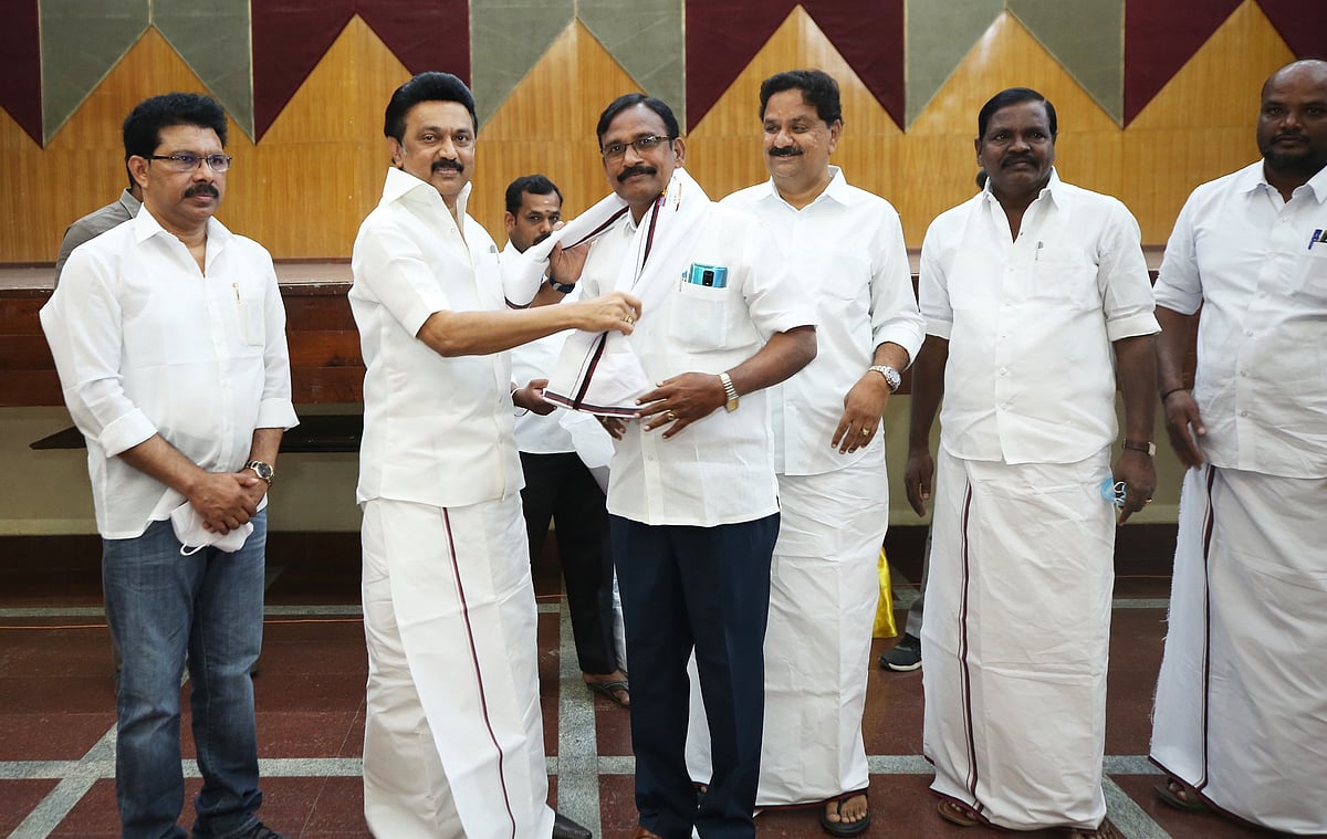 மு.க.ஸ்டாலின் முன்னிலையில் தி.மு.கவில் இணைந்த கிருஷ்ணகிரி, தருமபுரி மாவட்ட ரஜினி மக்கள் மன்ற நிர்வாகிகள்!