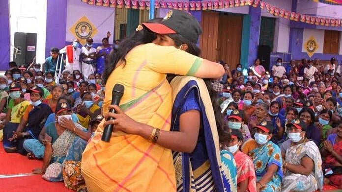 சாதிரீதியாக புறக்கணிக்கப்படுவதாக கண்ணீருடன் தெரிவித்த பெண்ணை ஆரத்தழுவி நம்பிக்கையூட்டிய கனிமொழி எம்.பி!