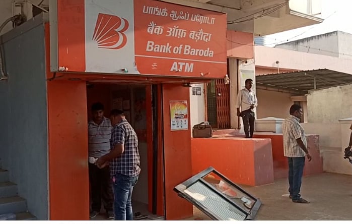 பணம் எடுக்க முடியாததால் ஏடிஎம் மிஷினையே அலேக்காக தூக்கிய கொள்ளையர்கள்.. திருப்பூரில் துணிகரம்!