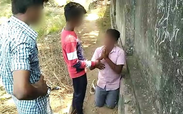 சக மாணவனை கண்மூடித்தனமாகத் தாக்கும் மாணவன் : காண்போரை பதறவைத்த சம்பவம் - 4 மாணவர்கள் சஸ்பெண்ட்!