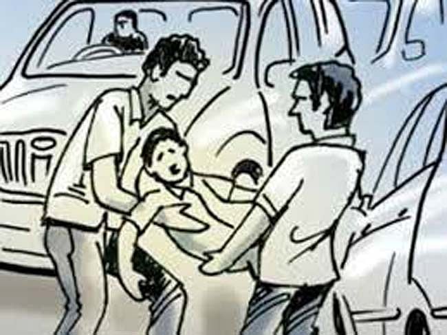 பட்டப்பகலில் பள்ளி மாணவனை கடத்திய கும்பல் : சில மணி நேரத்திலேயே போலிஸிடம் சிக்கியது எப்படி?