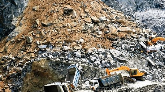 “உத்திரமேரூர் அருகே சட்டவிரோதமாக இயங்கிய கல்குவாரி”: பாறைகள் சரிந்து 4 பேர் பலி - தொடரும் மீட்பு பணிகள்!