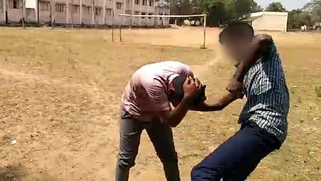 சக மாணவனை கண்மூடித்தனமாகத் தாக்கும் மாணவன் : காண்போரை பதறவைத்த சம்பவம் - 4 மாணவர்கள் சஸ்பெண்ட்!