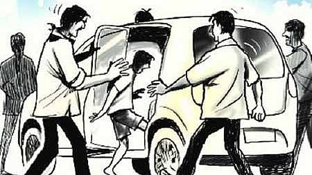 பட்டப்பகலில் பள்ளி மாணவனை கடத்திய கும்பல் : சில மணி நேரத்திலேயே போலிஸிடம் சிக்கியது எப்படி?