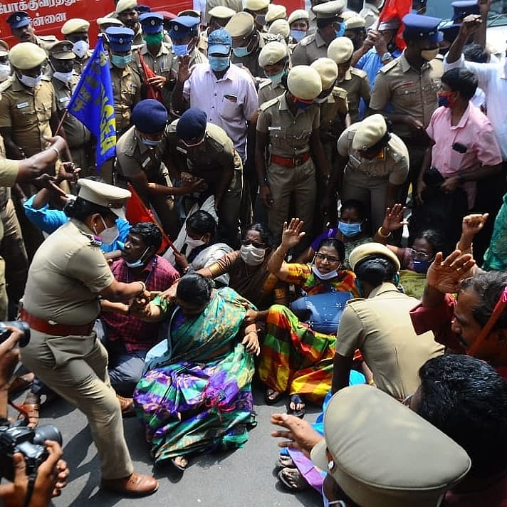 பல்வேறு கோரிக்கைகளை வலியுறுத்தி அரசு ஊழியர்கள் 3வது நாளாகப் போராட்டம்: அ.தி.மு.க அரசை கண்டித்து முழக்கம்!