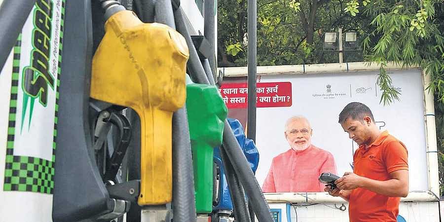 11வது நாளாக உச்சத்தில் பெட்ரோல், டீசல் விலை.. உயராத வருமானம்.. அல்லல்படும் நடுத்தர மக்கள்..!