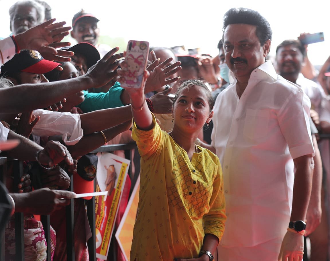 “மகளிர் சுயஉதவி குழுக்கள் மூலம் கூட்டுறவு வங்கிகளில் பெற்ற கடன்கள் தள்ளுபடி செய்யப்படும்” : மு.க.ஸ்டாலின்