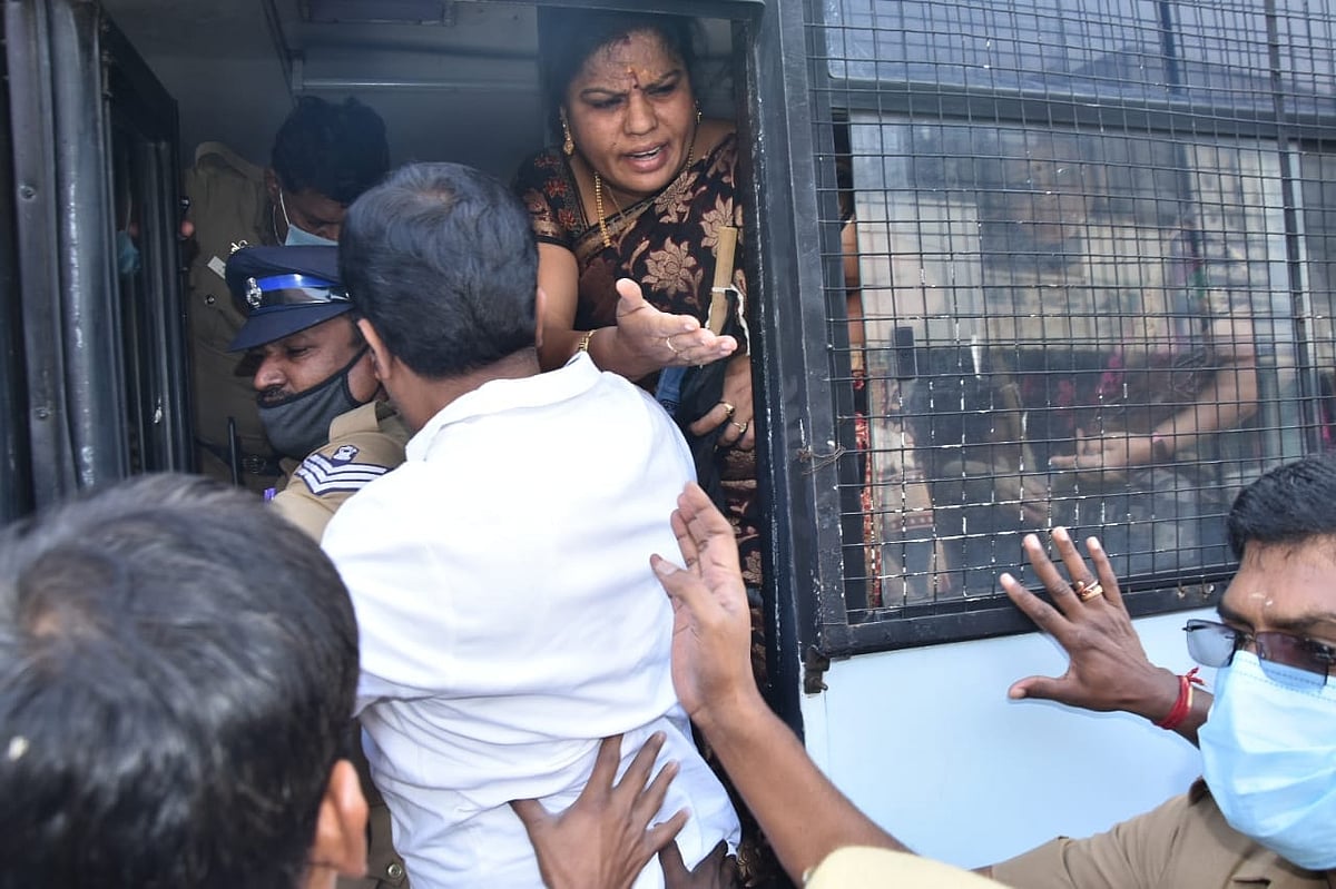 அரசு விழாக்களில் புறக்கணிக்கப்படும் மக்கள் பிரதிநிதிகள்: வேலுமணியை கண்டித்து கோவையில் திமுக ஆர்ப்பாட்டம்!