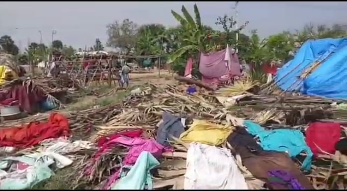 வீடு கட்டித் தருவதாக ஏமாற்றிய எடப்பாடி அரசு: குடியிருந்த வீடுகளை இழந்து தெருவிற்கு வந்த இருளர் இன மக்கள்!