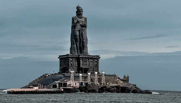 திருவள்ளுவரை வேதியராக்கி வர்ணாசிரம மேலடுக்கை காட்ட அனுமதிப்பதா? இதற்கு யார் பொறுப்பு? - முரசொலி தலையங்கம்