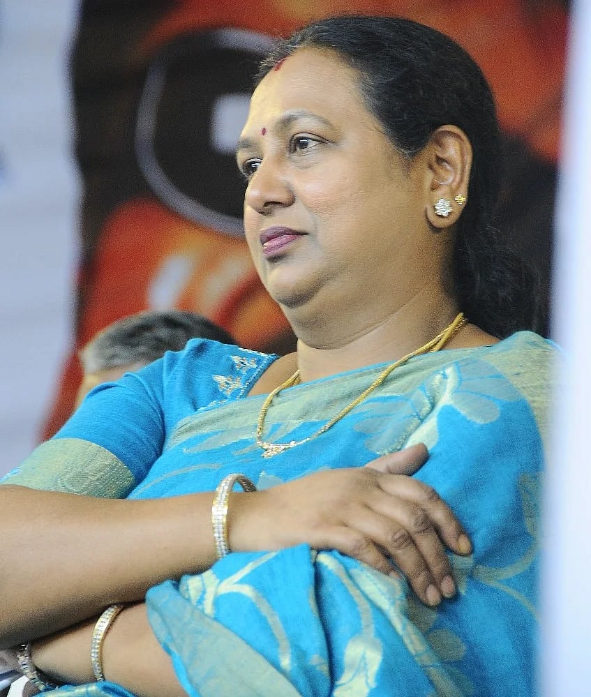 “எச்சில் இலைக்கு காத்திருக்கும் நிலைக்கு தள்ளிவிட்டீர்களே” : பிரேமலதாவிற்கு கேப்டன் ரசிகனின் கடிதம் !