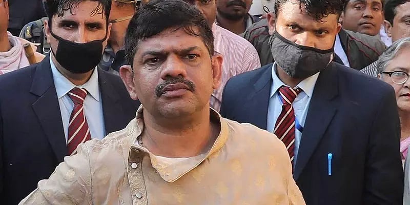 போதைப்பொருள் பதுக்கிய  பா.ஜ.க நிர்வாகிகள்.. வீடு புகுந்து குண்டுக்கட்டாக தூக்கிய மேற்கு வங்க போலிஸ்!