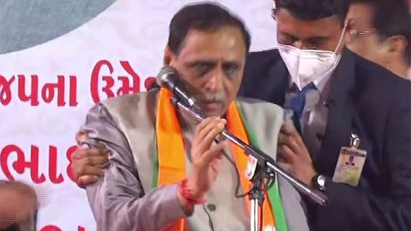 பிரச்சார மேடையில் மயங்கி விழுந்த குஜராத் முதல்வர் விஜய் ரூபானிக்கு கொரோனா தொற்று உறுதி!