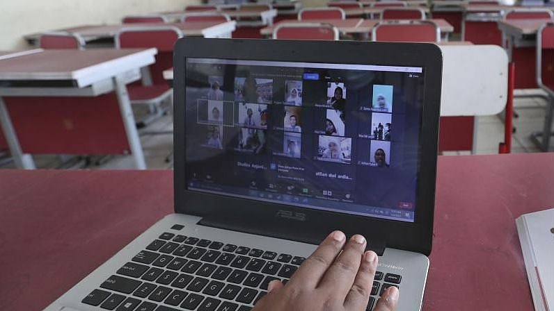 ”2 ஜி.பி டேட்டா எங்களுக்கு கிடைக்கவில்லை” - வாக்குக்காக எடப்பாடி ஏமாற்றுவதாக மாணவர்கள் குற்றச்சாட்டு!