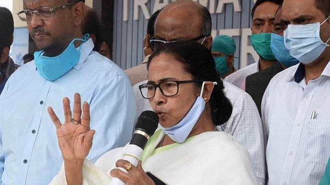 “வேறு கட்சியில் சேராததால் அமைச்சர் மீது வெடிகுண்டு தாக்குதல்” - மம்தா பானர்ஜி குற்றச்சாட்டு!