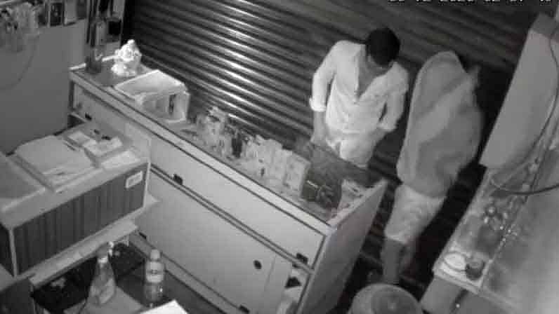 பெரம்பலூரில் அடுத்தடுத்து 10 கடைகளில் திருட்டு : போலிஸ் மீது அதிருப்தியடைந்த பொதுமக்கள் சாலைமறியல்