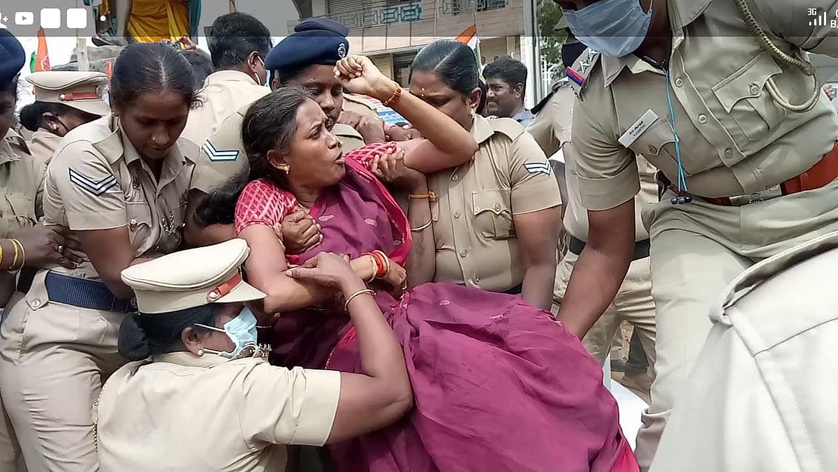 “60 ஆண்டு பழைமையான காந்தி சிலையை அகற்றிய எடப்பாடி அரசு” : ஜோதிமணி MP-யிடம் அராஜகத்தில் ஈடுபட்ட காவல்துறை!