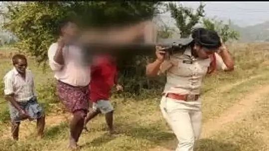 ஆந்திராவில் முதியவரின் சடலத்தை 2 கிலோ மீட்டருக்கு தோளில் சுமந்துச்சென்ற பெண் எஸ்.ஐ! (VIDEO)