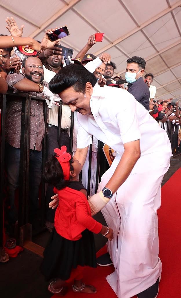 "அன்பு.. அக்கறை.. கரிசனம்.. குழந்தைகளும் கொண்டாடும் தலைவர்” : முதல்வர் மு.க.ஸ்டாலினின் இன்னொரு பக்கம்!