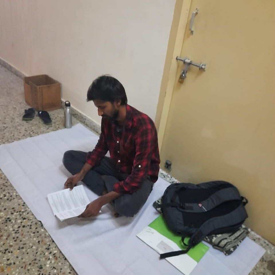 “ஆராய்ச்சி மாணவர்களை கொத்தடிமை போல் பயன்படுத்தும் பல்கலை. பேராசிரியர்கள்” : ஒற்றை ஆளாய் போராடும் மாணவர்!