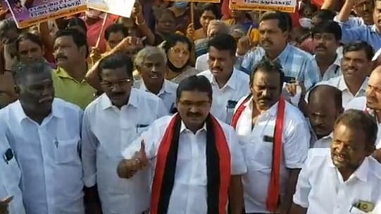 சாலையை சீரமைக்கக் கோரி கோவையில் ஆர்ப்பாட்டம் - ஆயிரக்கணக்கான தி.மு.கவினர் கைது!