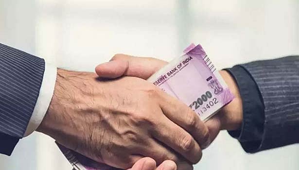 வங்கிக் கடன் வழக்கில் சாதகமாக செயல்பட ரூ. 3 லட்சம் லஞ்சம் கேட்ட அதிகாரி : சி.பி.ஐ-யிடம் சிக்கியது எப்படி?