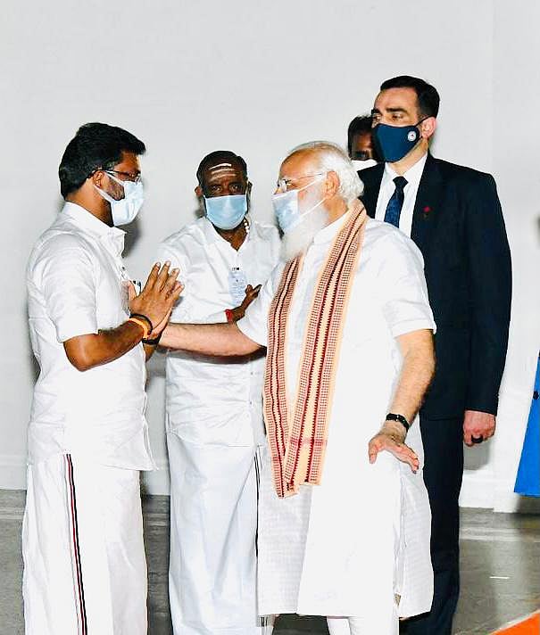 “பழக்கதோஷம் இன்னும் போகலை போல” : காலில் விழ முயன்ற ஓ.பி.ரவீந்திரநாத்துக்கு அறிவுரை கூறிய பிரதமர் மோடி!