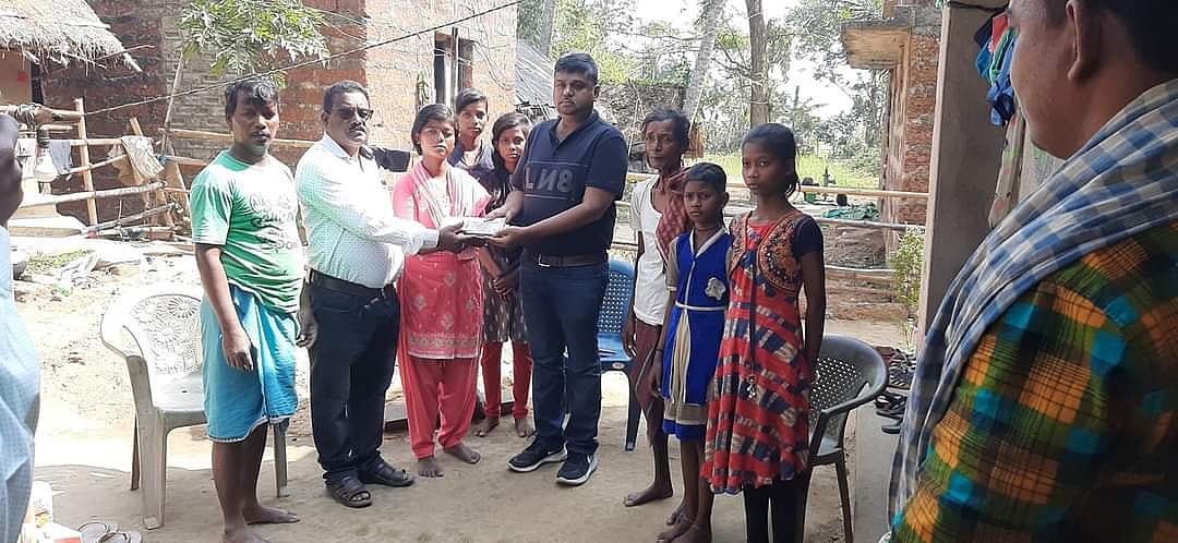 மேற்படிப்பு படிக்க உதவி கோரிய ஒடிசா மாணவி: நேரில் சென்று நிதியுதவி அளித்த திமுக MPக்கு குவியும் பாராட்டு!