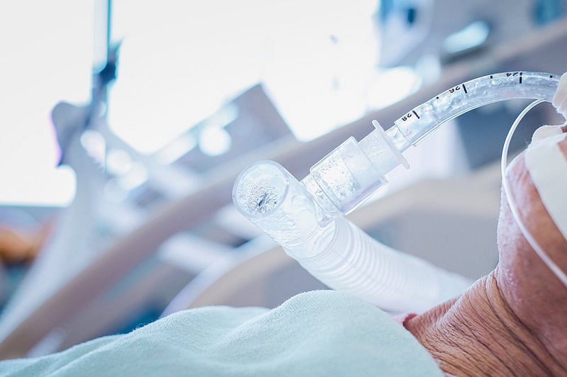 காதல் மனைவி மருத்துவமனையின் அலட்சியத்தால் கோமாவுக்கு சென்ற சோகம் : 5 ஆண்டுகளாக கவனிக்கும் கணவர்