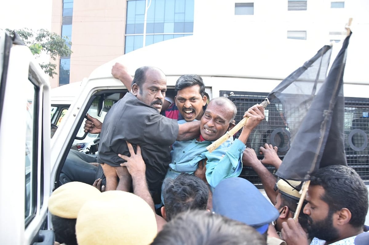 அரசு விழாக்களில் புறக்கணிக்கப்படும் மக்கள் பிரதிநிதிகள்: வேலுமணியை கண்டித்து கோவையில் திமுக ஆர்ப்பாட்டம்!