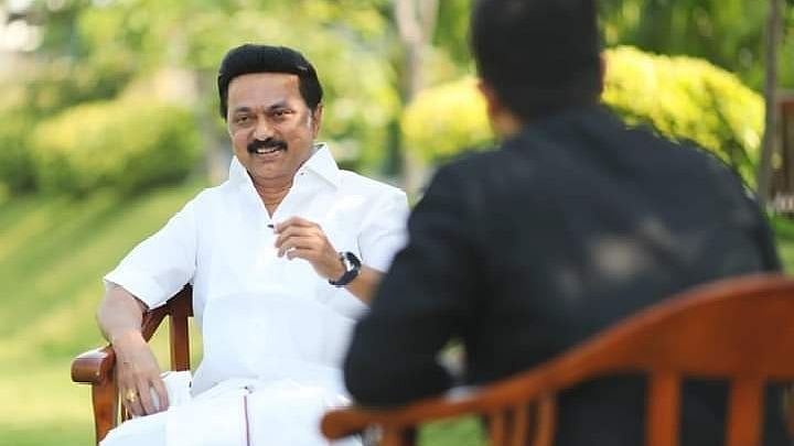 “பழைய பாடல்கள் எப்போது கேட்டாலும் மனதில் நிற்கும்” : நேர்காணலில் பாடல் பாடி அசத்திய மு.க.ஸ்டாலின்!