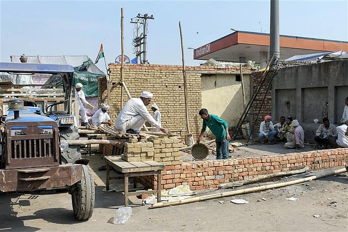 ”வேளாண் சட்டங்களை வாபஸ் பெறும்வரை கிளம்ப போவதில்லை” - டெல்லி எல்லையில் வீடுகளைக் கட்டி வரும் விவசாயிகள்!