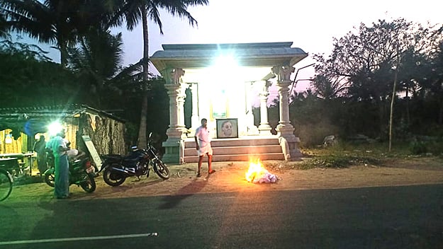 “ஆளை மாற்றாவிட்டால் தோல்வி உறுதி” - தொண்டர்களின் கொதிப்பால் பிரச்சாரத்தையே துவங்காத அ.தி.மு.க வேட்பாளர்!